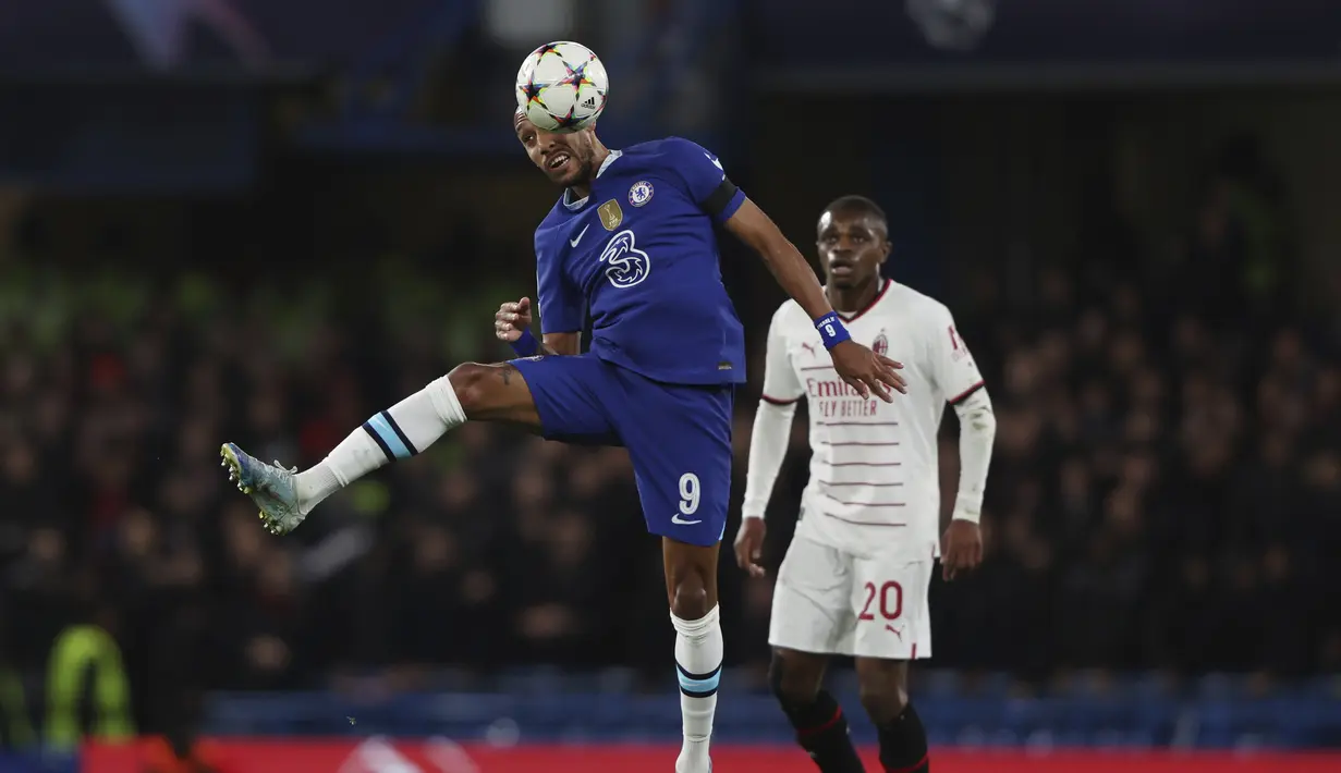 Penyerang Chelsea Pierre-Emerick Aubameyang menyundul bola saat matchday ketiga Grup E Liga Champions 2022/23 menjamu AC Milan di Stamford Bridge, Kamis (6/10/2022) dini hari WIB. Milan selain pulang dengan tangan hampa dan merasakan kekalahan perdana, selisih golnya jadi minus satu gara-gara dijebol tiga kali oleh Chelsea. (AP Photo/Ian Walton)