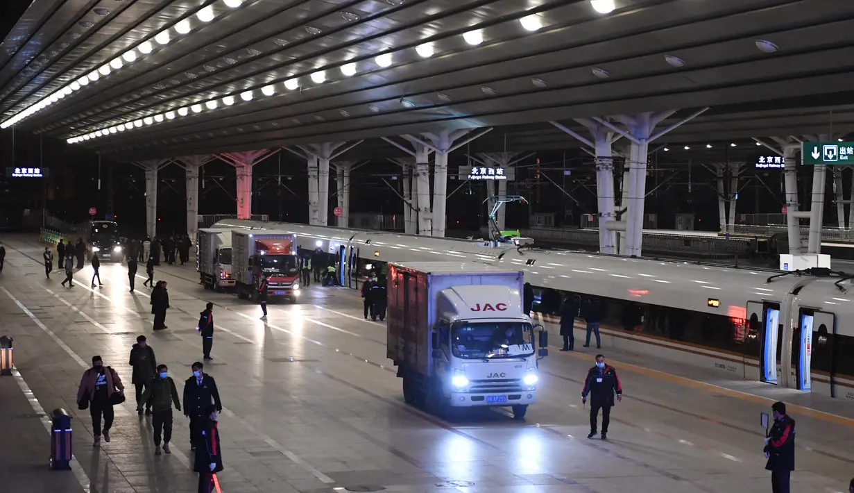 Para pekerja memasukkan paket ke kereta peluru Fuxing di Stasiun Kereta Barat Beijing di Beijing, ibu kota China (1/11/2020). Layanan khusus diluncurkan untuk mengatasi lonjakan pesanan belanja pada momen pesta belanja daring tahunan pada 11 November mendatang. (Xinhua/Zhang Chenlin)