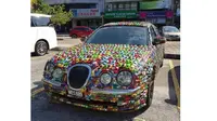 Ribuan mobil mainan menutup bodi Jaguar S-Type di Malaysia (Carscoops)