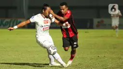 Pemain Persipura Jayapura, Todd Rivaldo Albert Ferre (kanan) berebut bola dengan pemain Persija Jakarta, Tony Sucipto dalam pertandingan BRI Liga 1 2021/2022 di Stadion Indomilk Arena, Kabupaten Tangerang, Minggu (19/9/2021). Persija Jakarta harus puas bermain tanpa gol. (Bola.com/Ikhwan Yanuar)