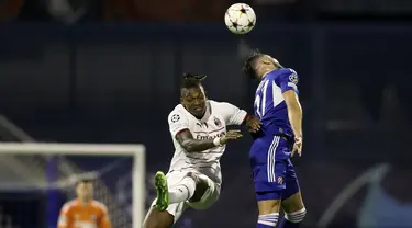 Penyerang AC Milan Rafael Leao berebut bola dengan bek Dinamo Zagreb, Josip Sutalo pada pekan ke-5 Grup E Liga Champions 2022/2023 di Stadion Maksimir, Rabu (26/10/2022) dini hari WIB. AC Milan menggulung tuan rumah Dinamo Zagreb dengan skor 4-0. (AP Photo)