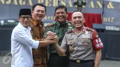 (ki-ka) Cawagub DKI Jakarta Sandiaga Uno, Gubernur DKI Jakarta Basuki T Purnama, Pangdam Jaya Mayor Jenderal Jaswandi, Kapolda DKI Irjen M Iriawan bersalaman saat deklarasi damai Pilgub DKI putaran kedua, Jakarta (17/4). (Liputan6.com/Faizal Fanani)