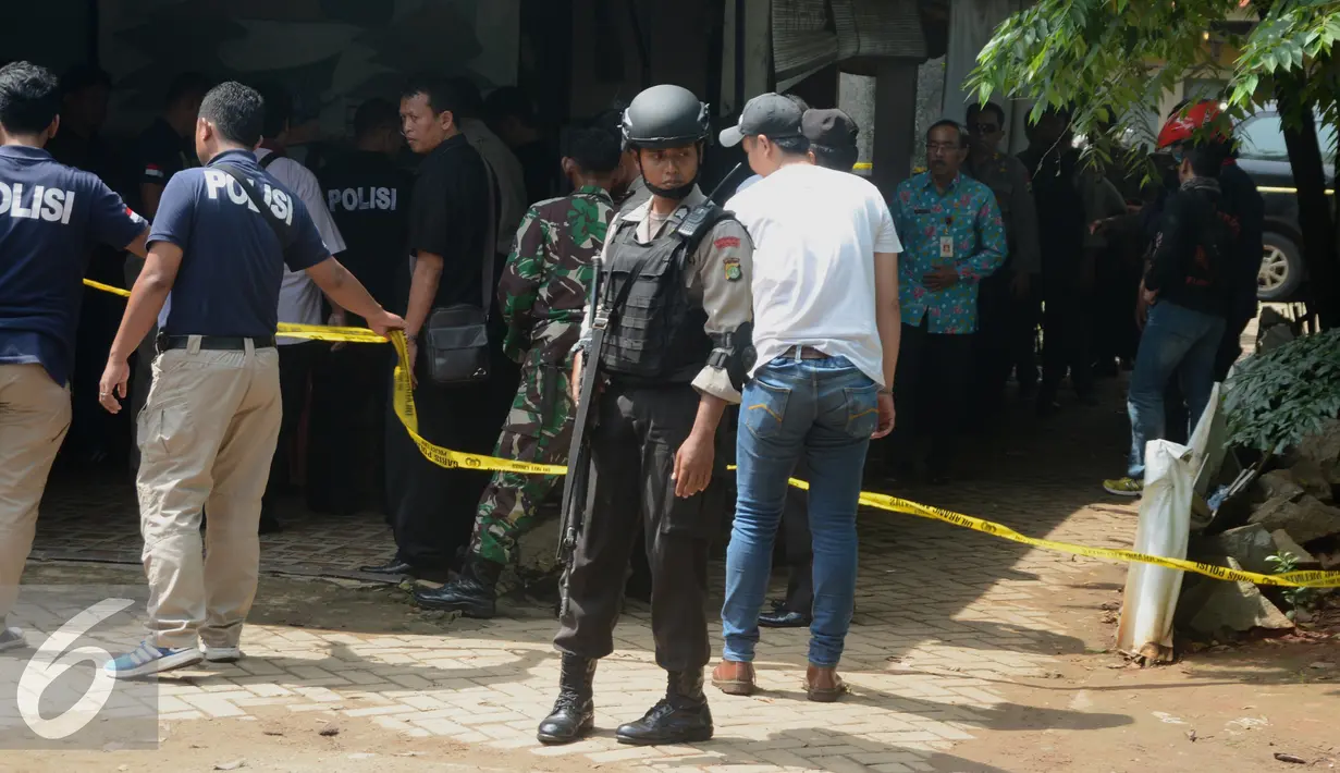 Tim Densus 88 saat menggeledah rumah teroris di Ciputat, Tangerang Selatan, Banten, (28/1/2016). Dari hasil penggeledahan tersebut tim gabungan berhasil mengamankan laptop, handphope dan dokumen. (Liputan6.com/Faisal R Syam)