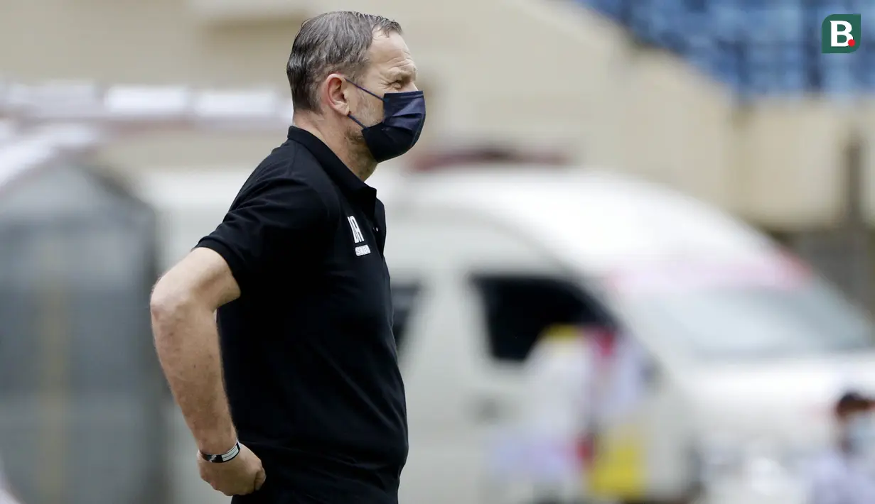 Pelatih PSS Sleman, Dejan Antonic mengamati timnya bermain menghadapi Madura United dalam laga Grup C Piala Menpora 2021 di Stadion Si Jalak Harupat, Bandung, Selasa (23/3/2021). PSS Sleman kalah 1-2 dari Madura United. (Bola.com/M Iqbal Ichsan)