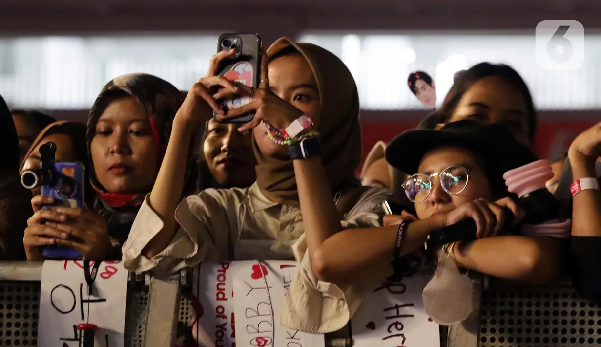 Penggemar kelompok penyanyi pria asal Korea Selatan, iKON memadati area festival panggung JISPHORIA yang digelar di Jakarta International Stadium (JIS), Sabtu (1/10/2022). Setelah tiga tahun, iKON akhirnya kembali lagi ke Indonesia untuk bertemu para penggemarnya yang biasa disebut iKONIC. (Liputan6.com/Helmi Fithriansyah)