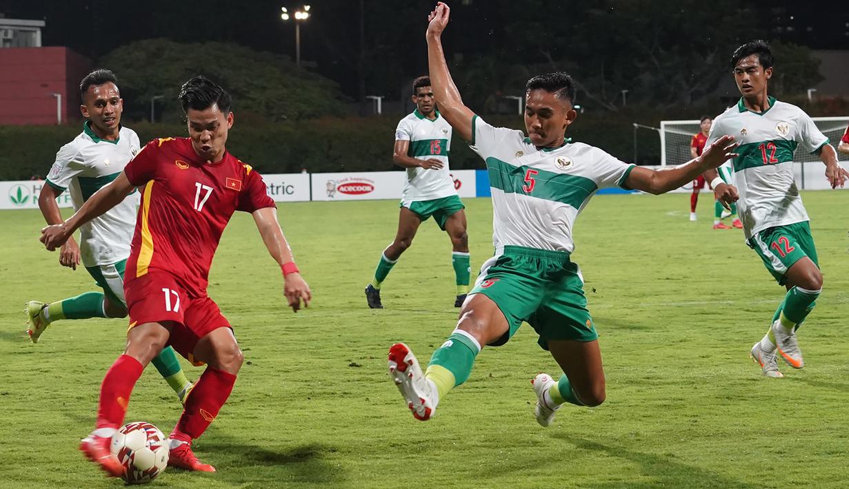 Rizky Ridho. Bek tengah milik Persebaya Surabaya berusia 20 tahun ini sejatinya tampil disiplin dalam 45 menit dan digantikan Elkan Baggott di awal babak kedua. Ia hanya mendapat nilai 6,5. (affsuzukicup)