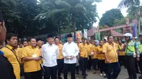 Rombongan paslon Mularis-Saidina mendaftarkan diri sebagai peserta Pilwalkot Palembang ke KPU (Liputan6.com / Nefri Inge)
