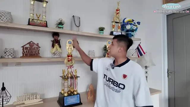 Potret rumah Jirayut di Indonesia (Foto: YouTube Jirayut Official Channel)