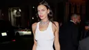 Irina Shayk tampak kasual dalam balutan bomber jacket. Gaya santainya diinjeksi dengan sentuhan glamor dari heels yang dikenakan. [Foto: Instagram/ Whowhatwear]