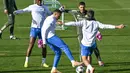 Seperti diketahui, Real Madrid selalu memiliki reputasi besar di Eropa. Tampak dalam foto, penyerang Real Madrid asal Prancis, Kylian Mbappe (kedua dari kiri) dan gelandang Real Madrid asal Prancis, Aurelien Tchouameni (kiri) berlatih jelang matchday 5 league phase Liga Champions 2025/2026 melawan Olympiakos FC di Real Madrid Sports City, Valdebebas, pada Selasa 25 November 2025. (Javier SORIANO/AFP)