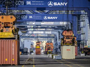 Aktivitas bongkar-muat serta pengangkutan peti kemas di Jakarta International Container Terminal, Pelabuhan Tanjung Priok, Jakarta pada 7 Juli 2025. (Bay ISMOYO/AFP)