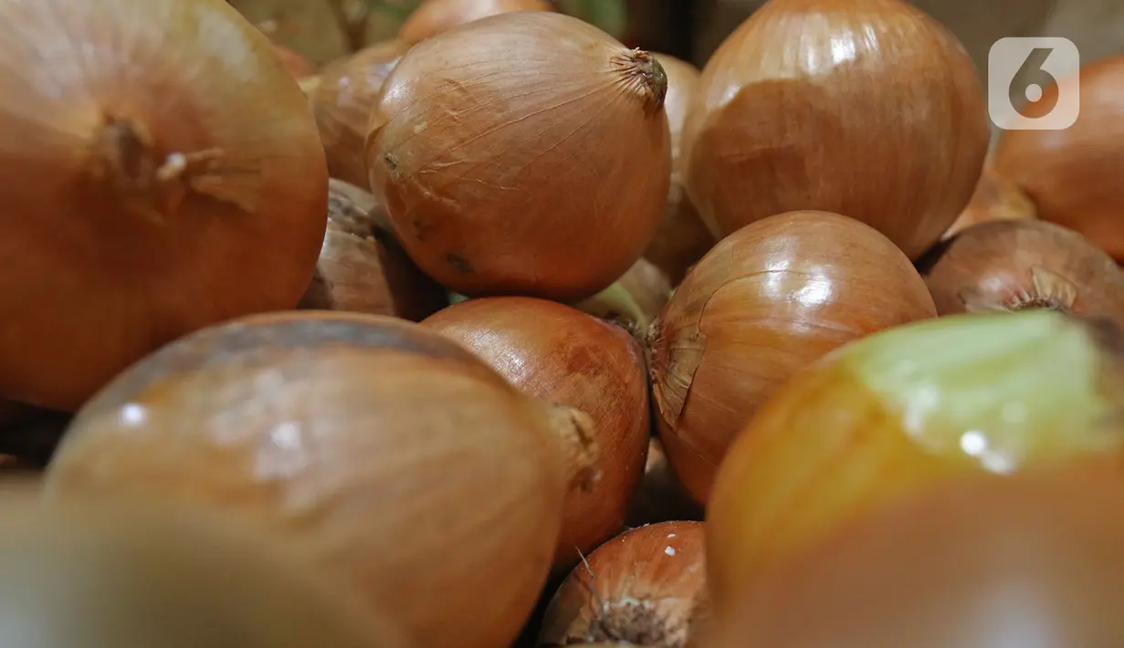 Bawang bombay yang dijajakan pedagang di Pasar Induk Kramat Jati, Jakarta, Kamis (12/3/2020). Menteri Perdagangan Agus Suparmanto mengklaim telah menerbitkan surat izin impor atau SIP untuk komoditas bawang bombay secara bertahap. (Liputan6.com/Herman Zakharia)
