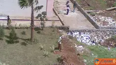 Citizen6, Semarang: Pembangunan taman di kampus FISIP UNDIP masih setengah jadi. Terlihat lingkungan hijau yang dibuat sedemikian indah itu, masih bersebrangan dengan tempat sampah. (Pengirim: Kelompok Sebelas)
