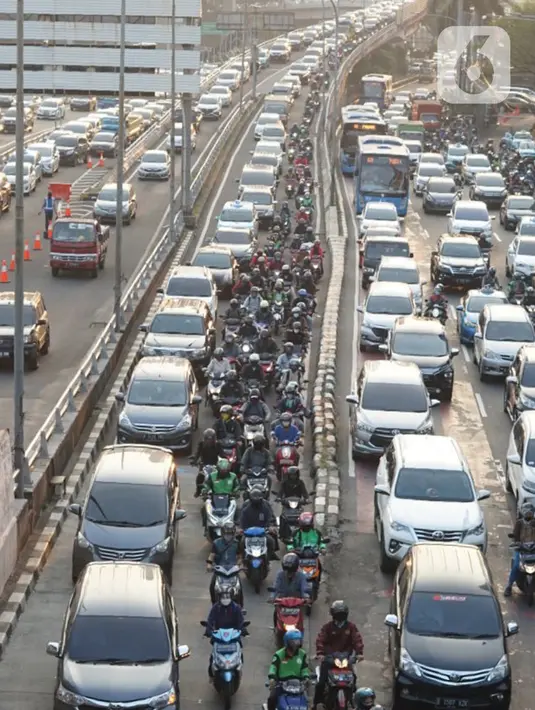 Suasana salah satu ruas jalan di kawasan Mampang, Jakarta yang macet pada Senin (29/6/2020). Semakin tingginya mobilitas warga selama masa transisi PSBB menyebabkan jalan-jalan protokol Ibu Kota kembali dihiasi kemacetan parah setiap pagi dan sore hari. (Liputan6.com/Immanuel Antonius)