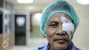 Ekspresi pasien operasi katarak gratis di Rumah Sakit Pusat Angkatan Darat (RSPAD) Gatot Subroto, Rabu (29/7/2015). Katarak merupakan penyakit yang bisa menyebabkan kebutaan. (Liputan6.com/Faizal Fanani)