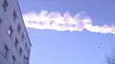  Bekas lintasan meteor yang jatuh terlihat jelas di langit Kota Murmansk, Rusia pada Sabtu (19/4/2014) (Livescine.com)