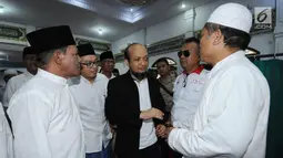 Penyidik KPK, Novel Baswedan (tengah) berbincang jelang melaksanakan salat berjamaah di sekitar kediaman di kawasan Kelapa Gading, Jakarta, Kamis (22/2). Novel kembali dalam proses pemulihan menunggu operasi tahap kedua. (Liputan6.com/Helmi Fithriansyah)