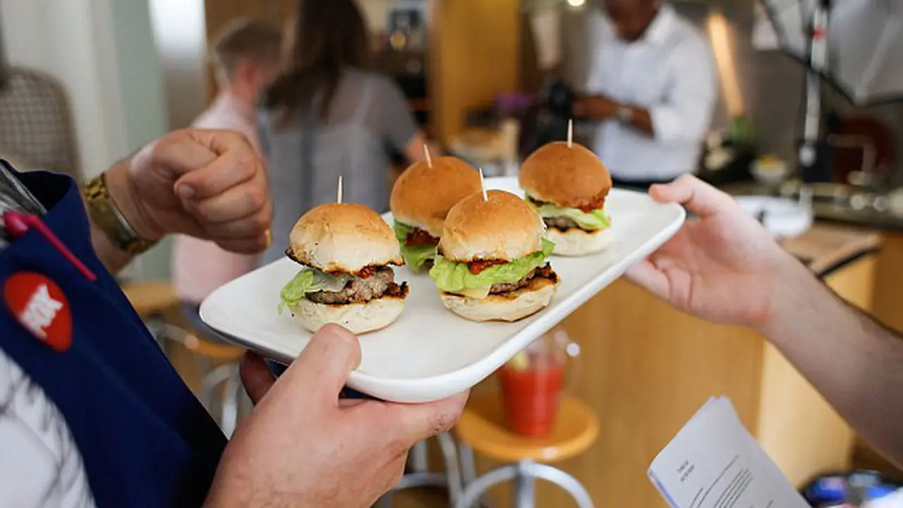 Berani Coba Burger Rasa Daging Manusia?