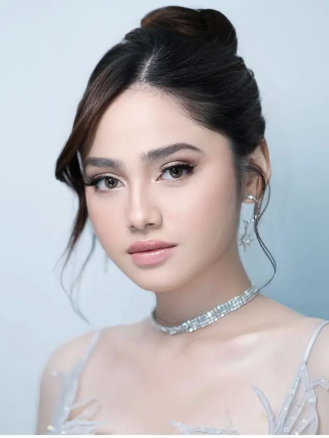 Syifa Hadju Kenakan Kerudung dan Mini Dress. [@leoafandi_]