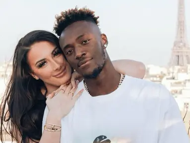 Tammy Abraham saat tidak berlatih dan bertanding bersama Roma, ia menghabiskan waktu bersama kekasihnya. Seperti saat Tammy Abraham melepas penat dengan berlibur di Paris, Prancis bersama Leah Monroe. Momen kebersamaan Tammy dan Leah ini selalu curi perhatian. (Liputan6.com/IG/@leahmonroe_)