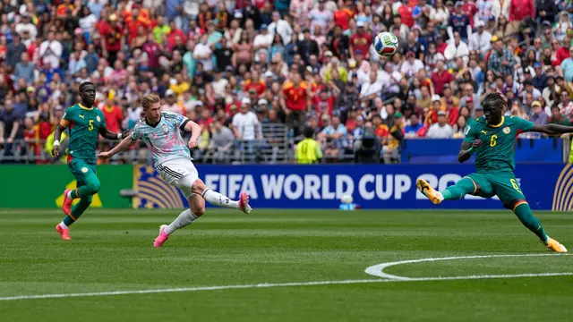 Pemain Belgia Kevin De Bruyne (7) melepaskan tembakan ke arah gawang