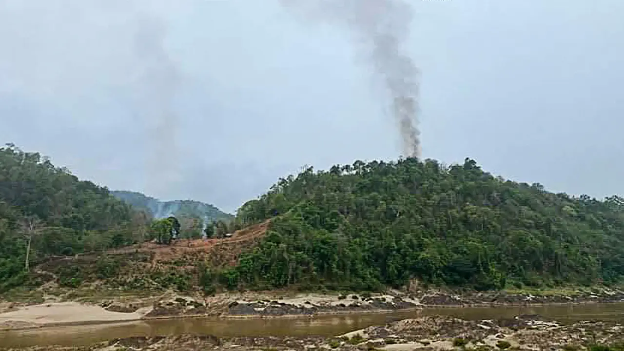 FOTO: Pangkalan Militer Myanmar Diserang Pemberontak Etnis Karen