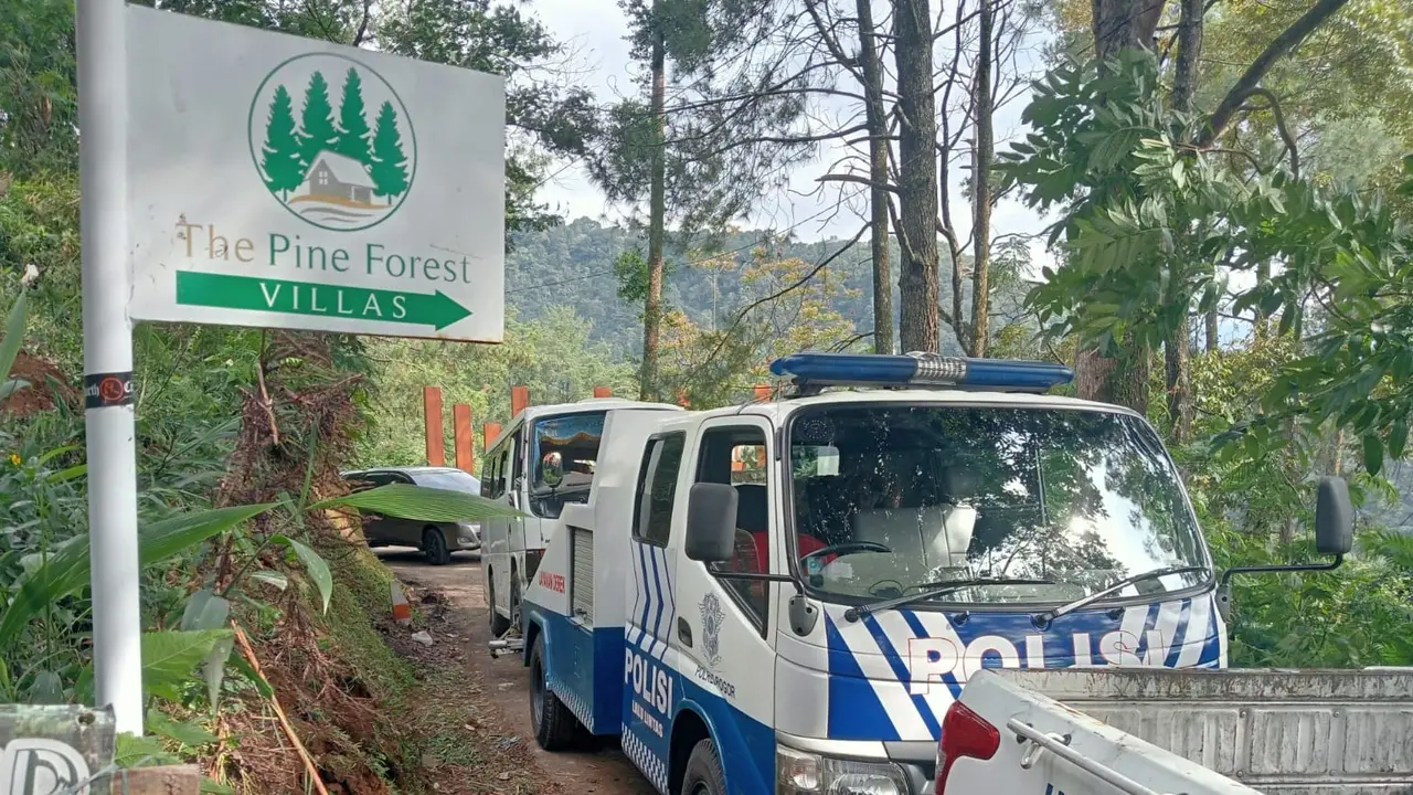 Mobil Elf Rombongan Warga Tambora Jakbar Kecelakaan Tunggal di Jalur Puncak Bogor