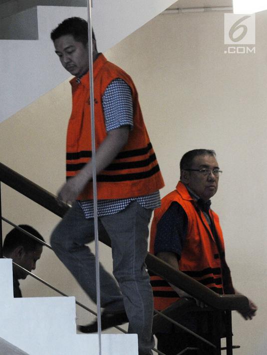 Wali Kota Kendari Adriatma Dwi Putra (kiri) dan ayahnya, Asrun menjalani pemeriksaan di Gedung KPK, Jakarta, Senin (19/3). Keduanya diperiksa sebagai tersangka suap proyek pengadaan barang dan jasa Pemkot Kendari TA 2017-2018. (Merdeka.com/Dwi Narwoko)