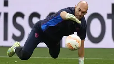 Kiper Sevilla Marko Dmitrovic menangkap bola saat sesi latihan menjelang final Liga Europa 2022/2023 melawan AS Roma di Budapest, Hungaria, Selasa (30/5/2023).  (AP Photo/Darko Bandic)