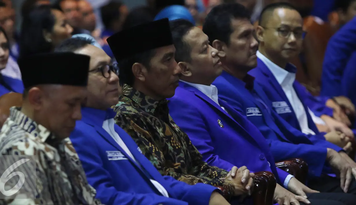 Presiden Joko Widodo (ketiga kiri) saat menghadiri acara Rapimnas PAN di Jakarta, Minggu (13/11).  Rapimnas tersebut beragendakan persiapan menghadapi Pilkada serentak 2017 dan perkembangan situasi politik di Indonesia. (Liputan6.com/Herman Zakharia)
