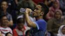 Pebulutangkis SGS PLN Bandung, Anthony Ginting melepas dahaga saat melawan pebulutangkis PB Djarum, Shesar Hiren pada Kejurnas Beregu Campuran di Britama Arena, Jakarta, Kamis (20/12). Shesar berhasil mengalahkan Anthony. (Bola.com/Yoppy Renato)