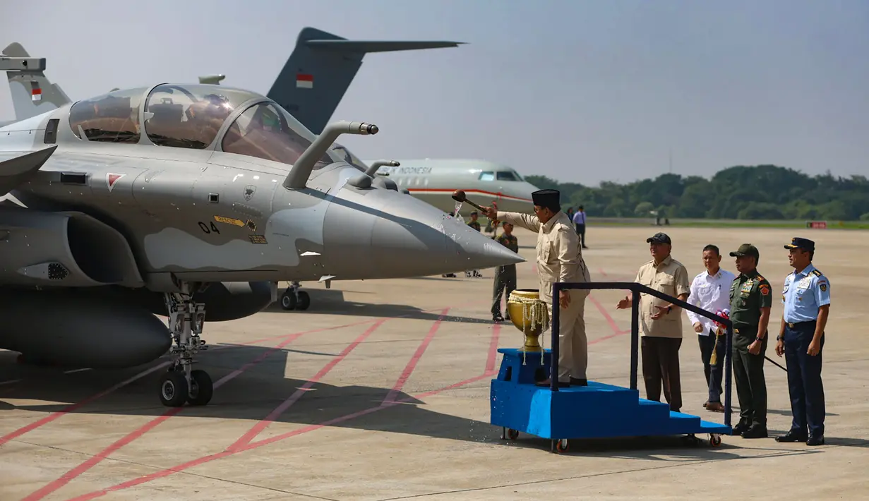 Presiden Prabowo Subianto (kiri) sesaat sebelum menyerahkan sejumlah Alat Utama Sistem Senjata (Alutsista) strategis ke TNI di Pangkalan Udara (Lanud) Halim Perdanakusuma, Jakarta, Senin (18/5/2026). (merdeka.com/Arie Basuki)