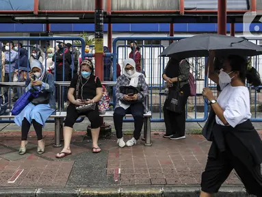 Aktivitas warga di kawasan Blok-M, Jakarta, Senin (14/3/2022). Menurut Jubir Pemerintah untuk Penanganan COVID-19 Reisa Broto Asmoro, peralihan pandemi ke endemi tak bisa lepas dari jumlah kasus harian dan angka kematian rendah serta tingkat keterisian RS. (Liputan6.com/Johan Tallo)