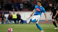 Striker Napoli, Manolo Gabbiadini, mencetak gol melalui penalti ke gawang Bologna dalam laga Serie A Italia di Stadion San Paolo, Naples, Rabu (20/4/2016) dini hari WIB. (AFP/Carlo Hermann)