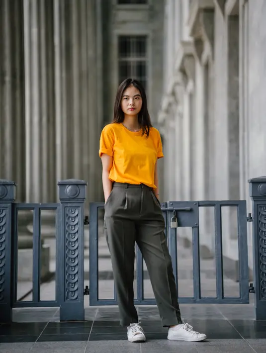 3. Trousers. Padukan trousers kamu dengan t-shirt atau sweater. Jika kamu ingin terlihat lebih casual bisa gunakan sneakers sebagai tambahan / copyright shutterstock