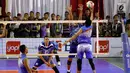 Tim Voli TNI AL saat bertanding melawan tim PBVAD pada final turnamen Danjen Kopassus Open Volleyball Tournament di GOR Nanggala, Jakarta. Minggu (08/4). Tim TNI AL memenangkan set keempat 25-19 atas tim PBVAD.  (Liputan6.com/Johan Tallo)