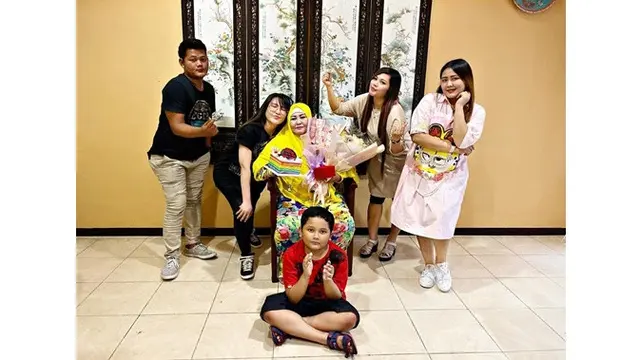 Via Vallen Beri Buket Uang untuk Ibunda di Hari Ibu, Ini 6 Potret Kebersamaannya