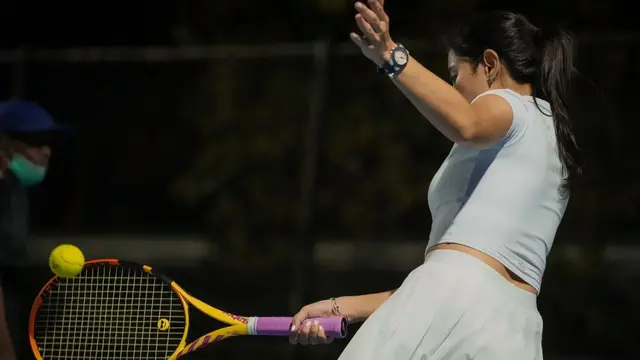 Coba Olahraga Baru, Ini 6 Potret Dian Sastro Saat Main Tenis Bersama Pelatih