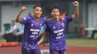 Selebrasi pemain Persita Tangerang, Rifki Dwi Septiawan (kanan) bersama Mario Jardel setelah mencetak gol keempat timnya ke gawang Bali United pada laga pekan ke-34 BRI Liga 1 2023/2024 di Stadion Indomilk Arena, Tangerang, Selasa (30/4/2024). (Bola.com/M Iqbal Ichsan)
&nbsp;
&nbsp;