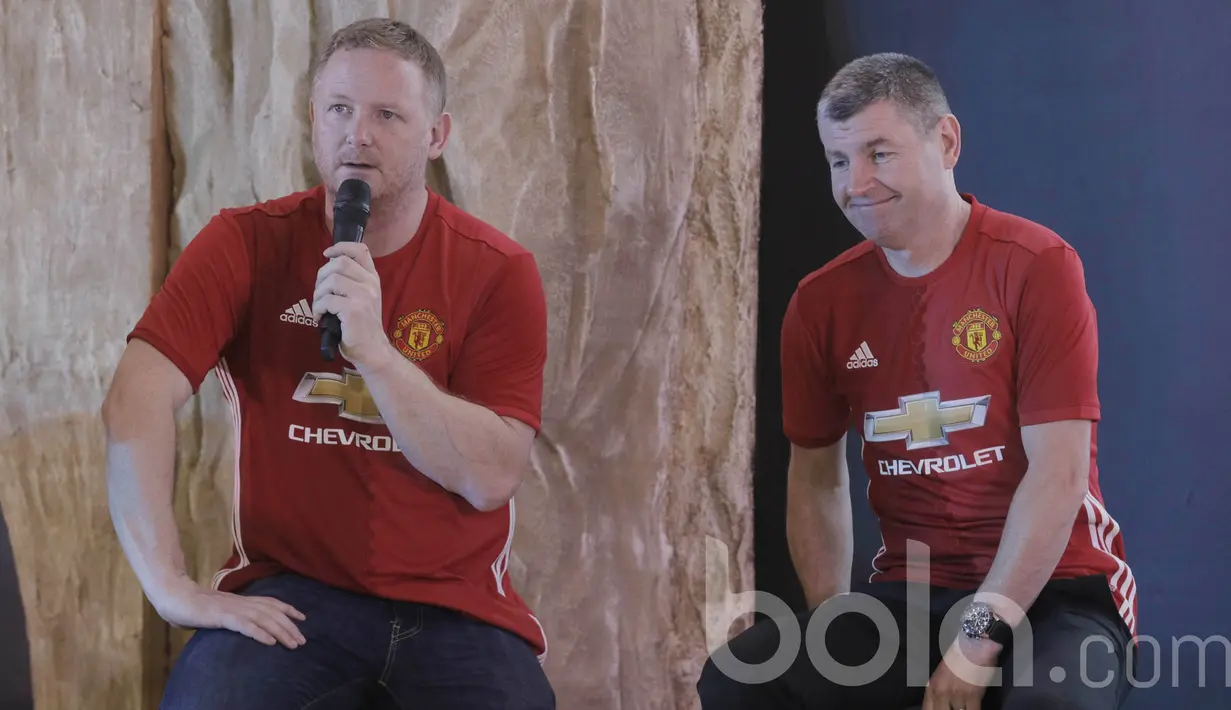Legenda Manchester United, Denis Irwin dan David May, menjawab pertanyaan fans. Dua pemain era 80 hingga 90-an ini membagikan pengalamannya saat acara jumpa fans. (Bola.com/M Iqbal Ichsan)