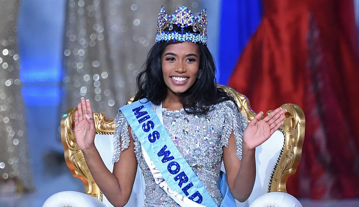Miss Jamaika, Toni-Ann Singh berpose seusai terpilih menjadi Miss World 2019 pada grand final di ExCeL, London, Sabtu (14/12/2019). Toni-Ann, 23, akan menggantikan tugas Miss World 2018 Vanessa Ponce untuk setahun ke depan. (DANIEL LEAL-OLIVAS / AFP)
