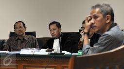 Suryadharma Ali (kiri) mendengarkan kesaksian Anggito Abimanyu di Pengadilan Tipikor, Jakarta, Senin (26/10/2015).  Anggito menyatakan PPP merupakan partai yang paling banyak mendapat jatah kuota haji. (Liputan6.com/Helmi Afandi)