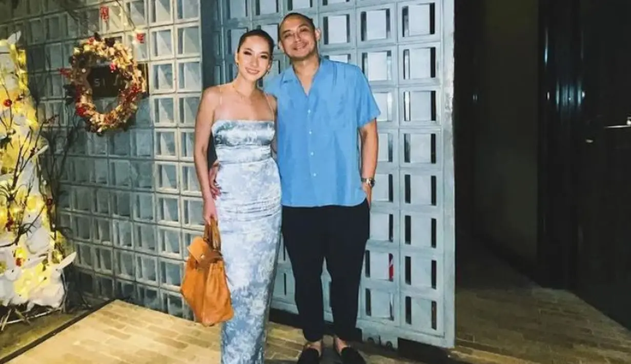 BCL mengenakan dress bodycon biru bermotif spaghetti strap. Dan Tiko dengan kemeja biru dipadukan celana putih.  [@tikoaryawardhana]