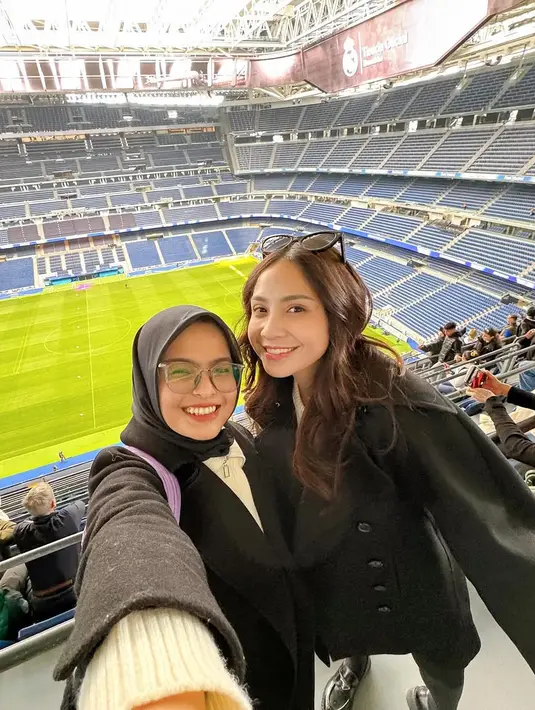 Bagi yang mengikuti keseharian keluarga Raffi Ahmad dan Nagita Slavina, sosok Livia tentu sudah tak asing. Wanita yang akrab disapa Mpok ini dikenal sebagai salah satu staf RANS Entertainment yang dekat dengan Rayyanza. Kesempatan berharga ini menjadi pengalaman tak terlupakan baginya. (Liputan6.com/IG/@liviajunitaa)