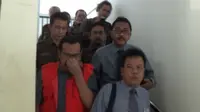 Agus Suranto (rompi orange) digiring ke mobil tahanan  (Liputan6.com/ Edhie Prayitno Ige)