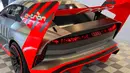 Pada bagian belakang, mobil ini juga mengaplikasikan desain yang sporty dan futuristik. Mobil ini dilengkapi dengan Spoiler berukuran besar untuk menambah downforce dan bemper yang dilengkapi dengan diffuser agar mobil tidak terbang saat melaju. Hal menarik lainnya adalah lampu belakang LED yang memiliki animasi. (Source: arstechnica.com)