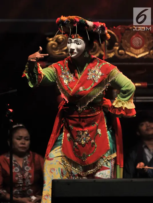 Kelompok sanggar Setia Warga dan Kampus Betawi memainkan Tari Topeng Betawi berjudul Sedapur dalam perayaan HUT ke-50 Taman Ismail Marzuki (TIM), Jakarta, Rabu (7/11). Perayaan HUT TIM ini bertema Seni Bersama, Berama Seni. (Merdeka.com/Iqbal S Nugroho)