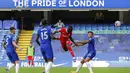 Wasit memberikan kartu merah kepada pemain Chelsea, Andreas Christensen, saat melawan Liverpool pada laga Liga Inggris di Stadion Stamford Bridge, Minggu (20/9/2020). Liverpool menang dengan skor 2-0. (AP Photo/Matt Dunham, Pool)
