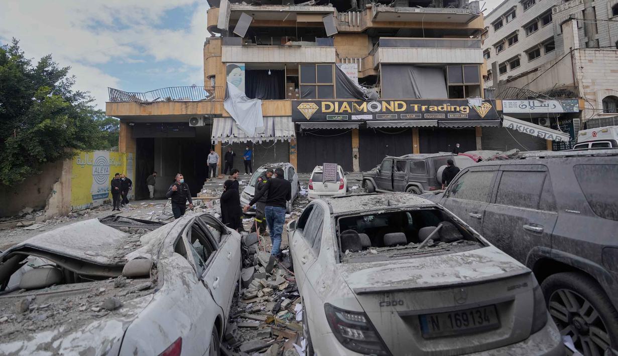 Serangan ini merupakan bagian dari eskalasi ketegangan di perbatasan, dengan fokus pada fasilitas yang diklaim Israel sebagai milik Hizbullah. Tampak dalam foto, warga memeriksa lokasi serangan udara Israel yang menghantam sebuah gedung apartemen di Dahiyeh, pinggiran selatan Beirut, Lebanon, Senin, 30 Maret 2026. (AP Photo/Hassan Ammar)