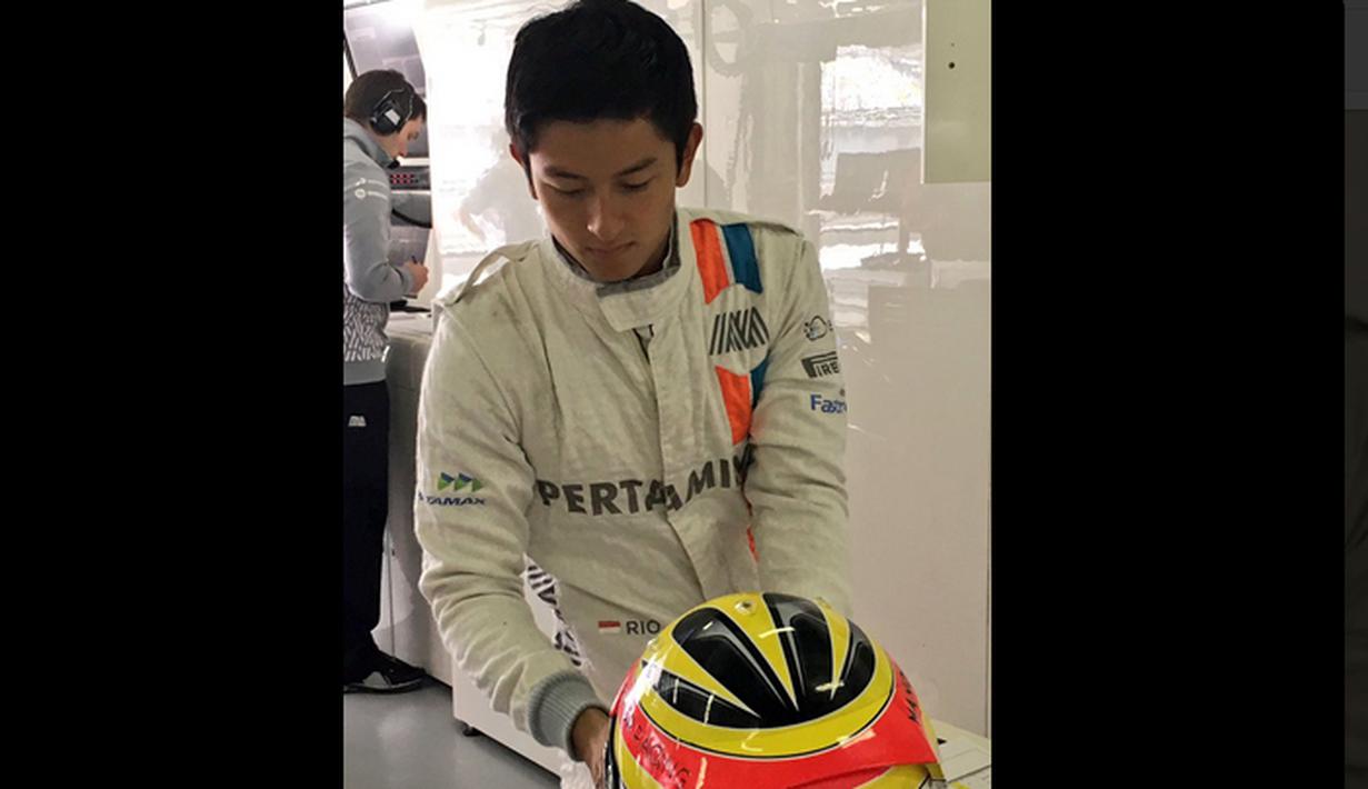 Pebalap Manor Racing asal Indonesia, Rio Haryanto, bersiap mengikuti latihan bebas pertama F1 GP China di Sirkuit Internasional Shanghai, China, Jumat (15/4/2016). (Bola.com/Twitter/Manorracing)